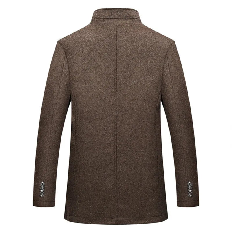 Eleganter Herren Wollmantel mit Stehkragen, Knopfverschluss und schlanker Passform in klassischem Design für Winterkomfort.