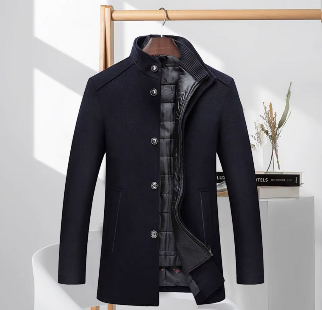 Eleganter Herren Wollmantel mit Stehkragen, Knopfverschluss und schlanker Passform in klassischem Design für Winterkomfort.