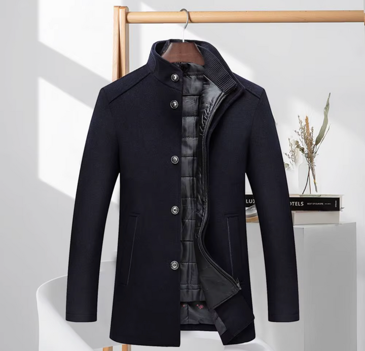 Eleganter Herren Wollmantel mit Stehkragen, Knopfverschluss und schlanker Passform in klassischem Design für Winterkomfort.