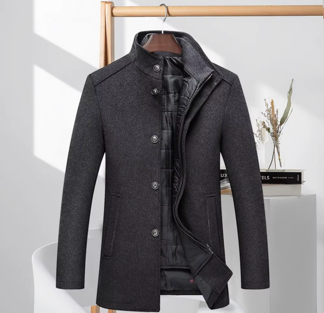 Eleganter Herren Wollmantel mit Stehkragen, Knopfverschluss und schlanker Passform in klassischem Design für Winterkomfort.