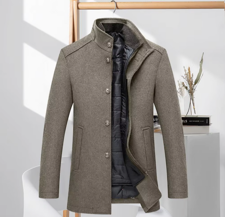 Eleganter Herren Wollmantel mit Stehkragen, Knopfverschluss und schlanker Passform in klassischem Design für Winterkomfort.