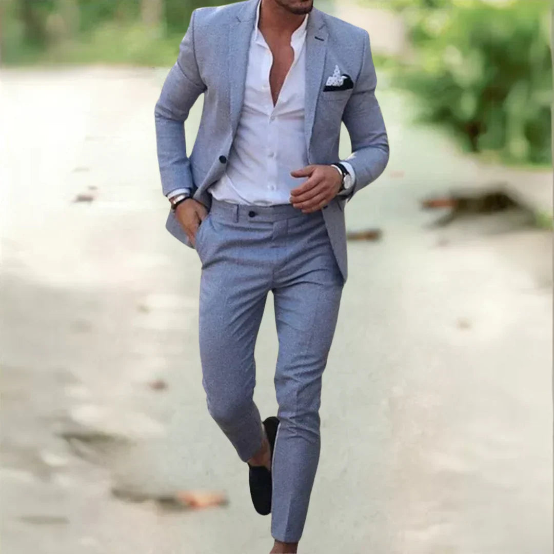 "Eleganter Herrenanzug in Slim Fit, dunkelblau, betont die männliche Silhouette für formelle und gesellschaftliche Anlässe."