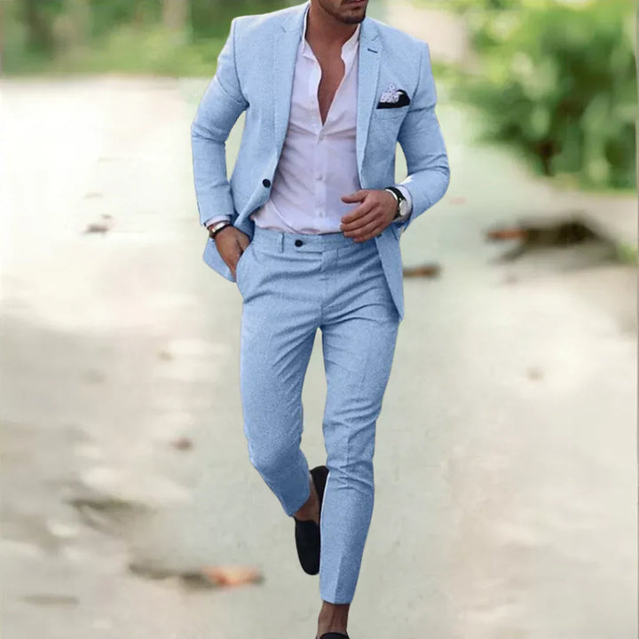 "Eleganter Herrenanzug in Slim Fit, dunkelblau, betont die männliche Silhouette für formelle und gesellschaftliche Anlässe."
