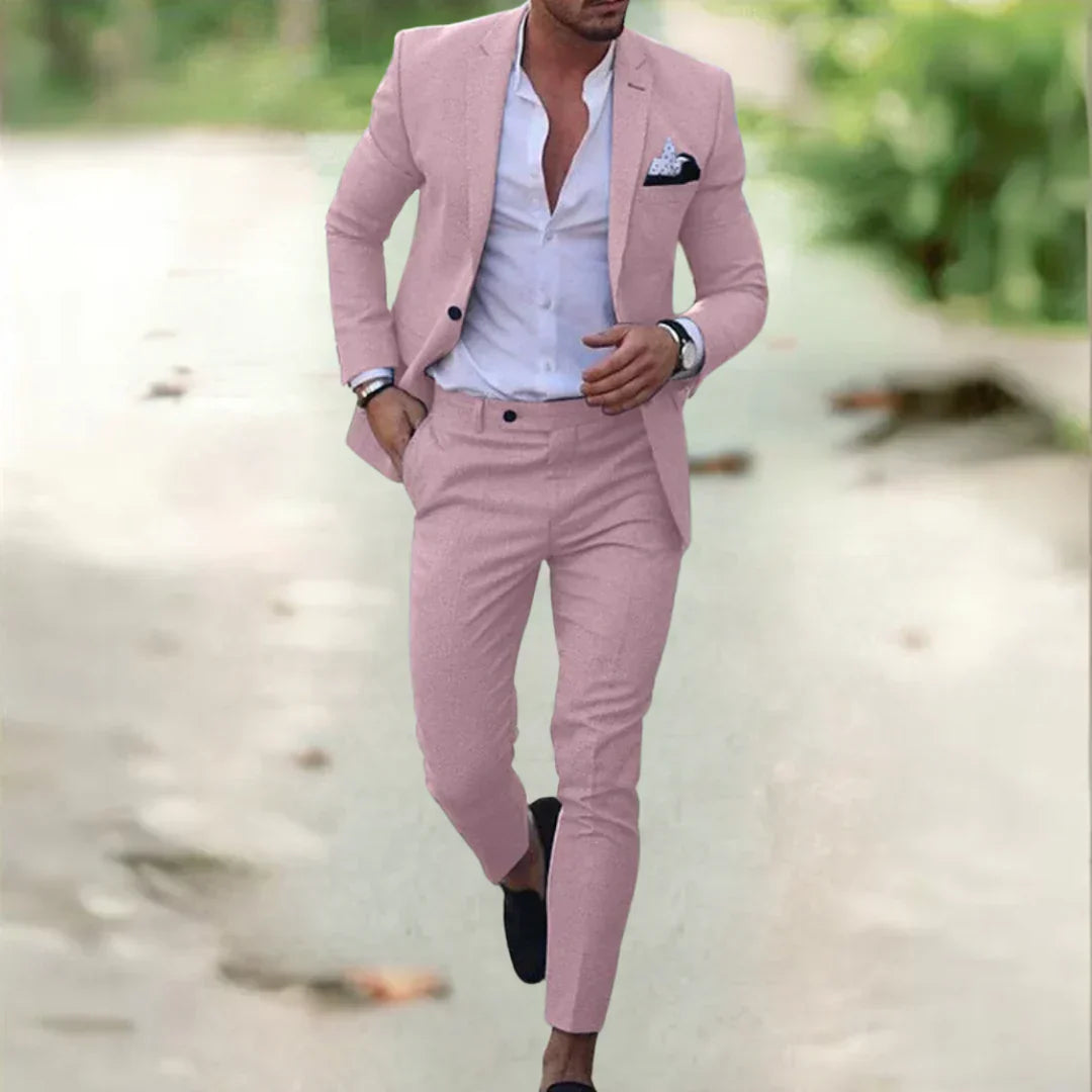 "Eleganter Herrenanzug in Slim Fit, dunkelblau, betont die männliche Silhouette für formelle und gesellschaftliche Anlässe."