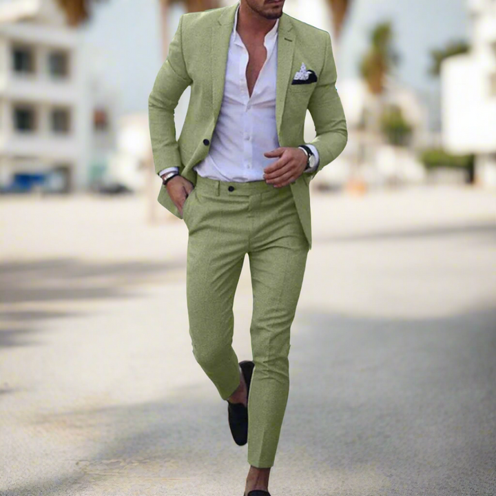"Eleganter Herrenanzug in Slim Fit, dunkelblau, betont die männliche Silhouette für formelle und gesellschaftliche Anlässe."
