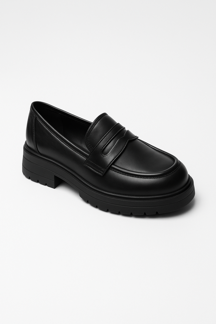 Eleganter Loafer aus glattem PU-Leder mit klobiger Profilsohle, Seitenansicht, klassische Optik für Herrenmode.
