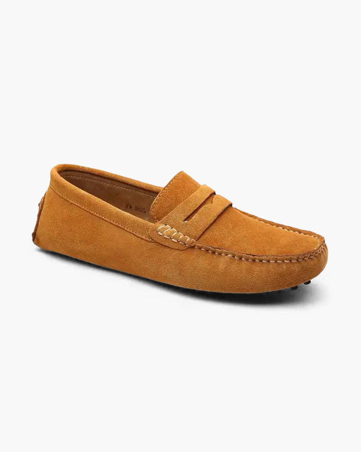Eleganter Mokassin aus weichem Wildleder, klassisches Penny-Design, bequeme Gummisohle, verfügbar in Blau und Braun.