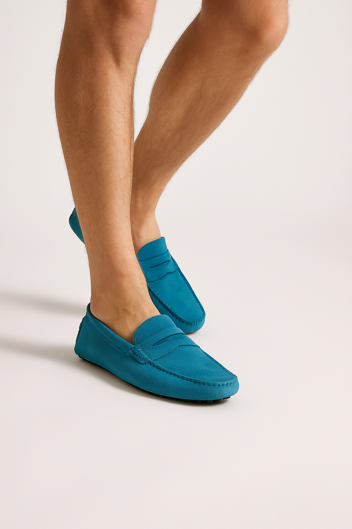 Eleganter Mokassin aus weichem Wildleder, klassisches Penny-Design, bequeme Gummisohle, verfügbar in Blau und Braun.