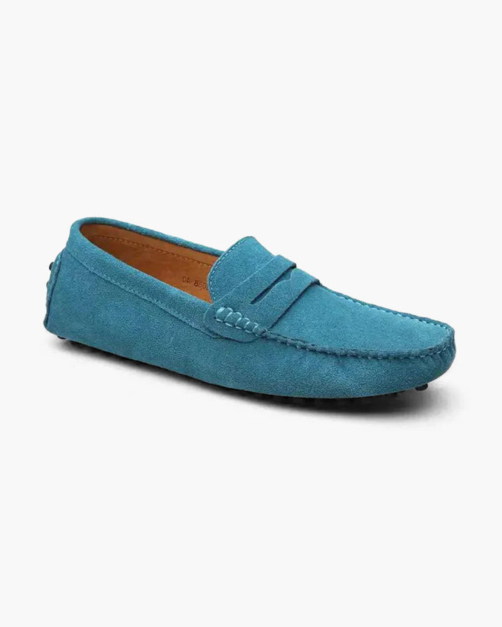 Eleganter Mokassin aus weichem Wildleder, klassisches Penny-Design, bequeme Gummisohle, verfügbar in Blau und Braun.