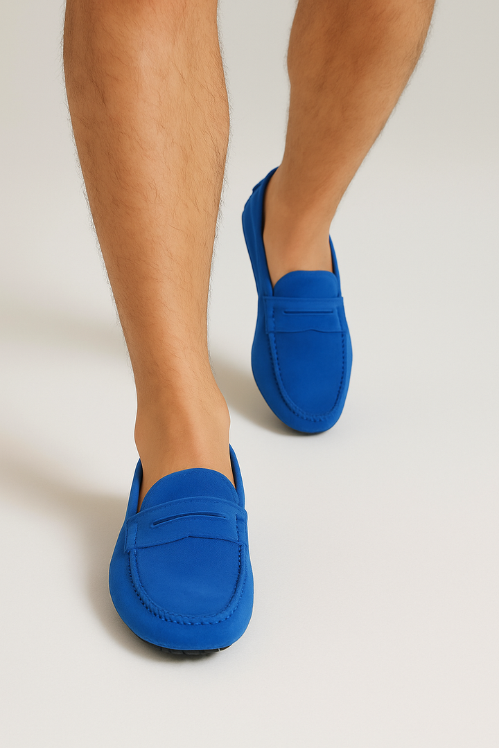 Eleganter Mokassin aus weichem Wildleder, klassisches Penny-Design, bequeme Gummisohle, verfügbar in Blau und Braun.