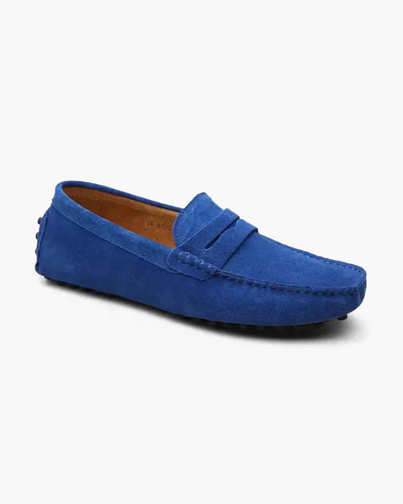 Eleganter Mokassin aus weichem Wildleder, klassisches Penny-Design, bequeme Gummisohle, verfügbar in Blau und Braun.