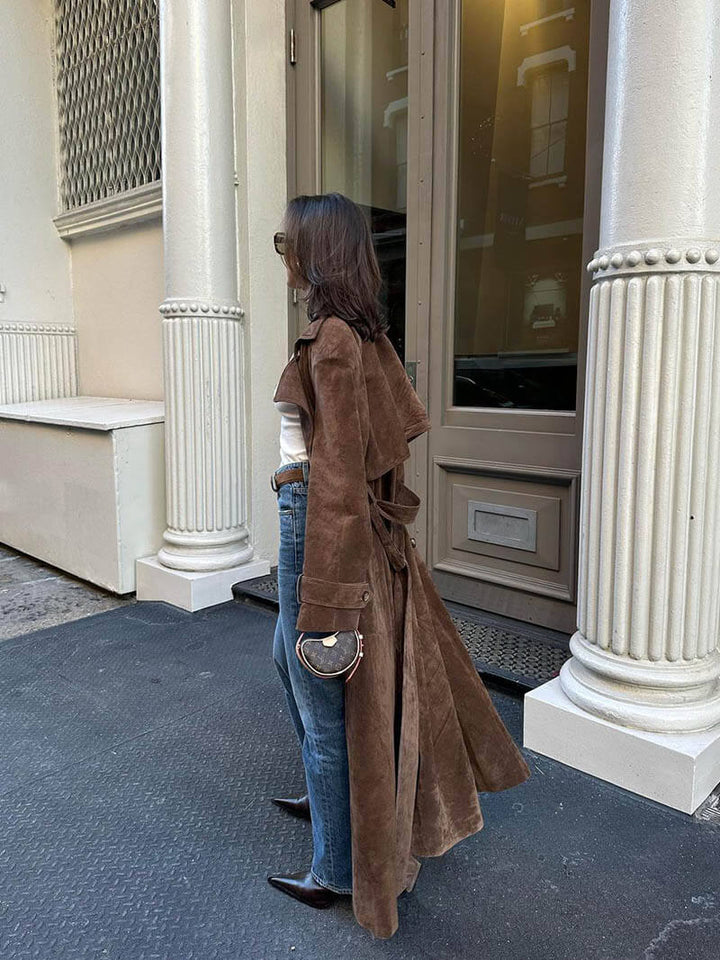 "Eleganter Wildleder-Trenchcoat für Damen mit klassischer Silhouette und luxuriösem Stoff, ideal für jede Saison."