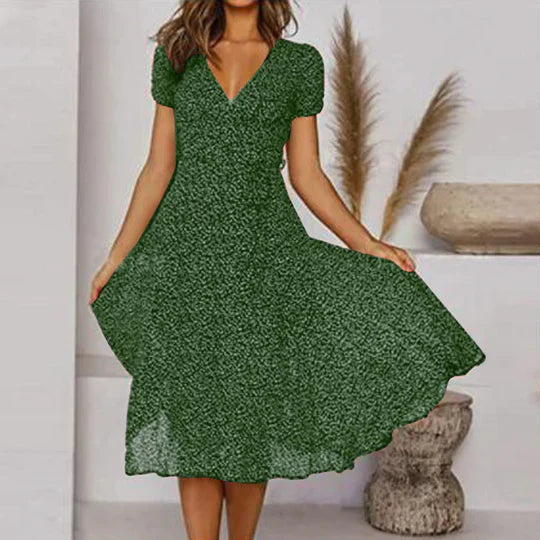 Elegantes A-Linien-Kleid mit V-Ausschnitt, schwingendem Saum, fließendem Stoff in stilvollen Farben für Damen.