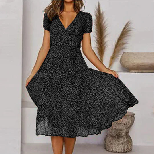 Elegantes A-Linien-Kleid mit V-Ausschnitt, schwingendem Saum, fließendem Stoff in stilvollen Farben für Damen.