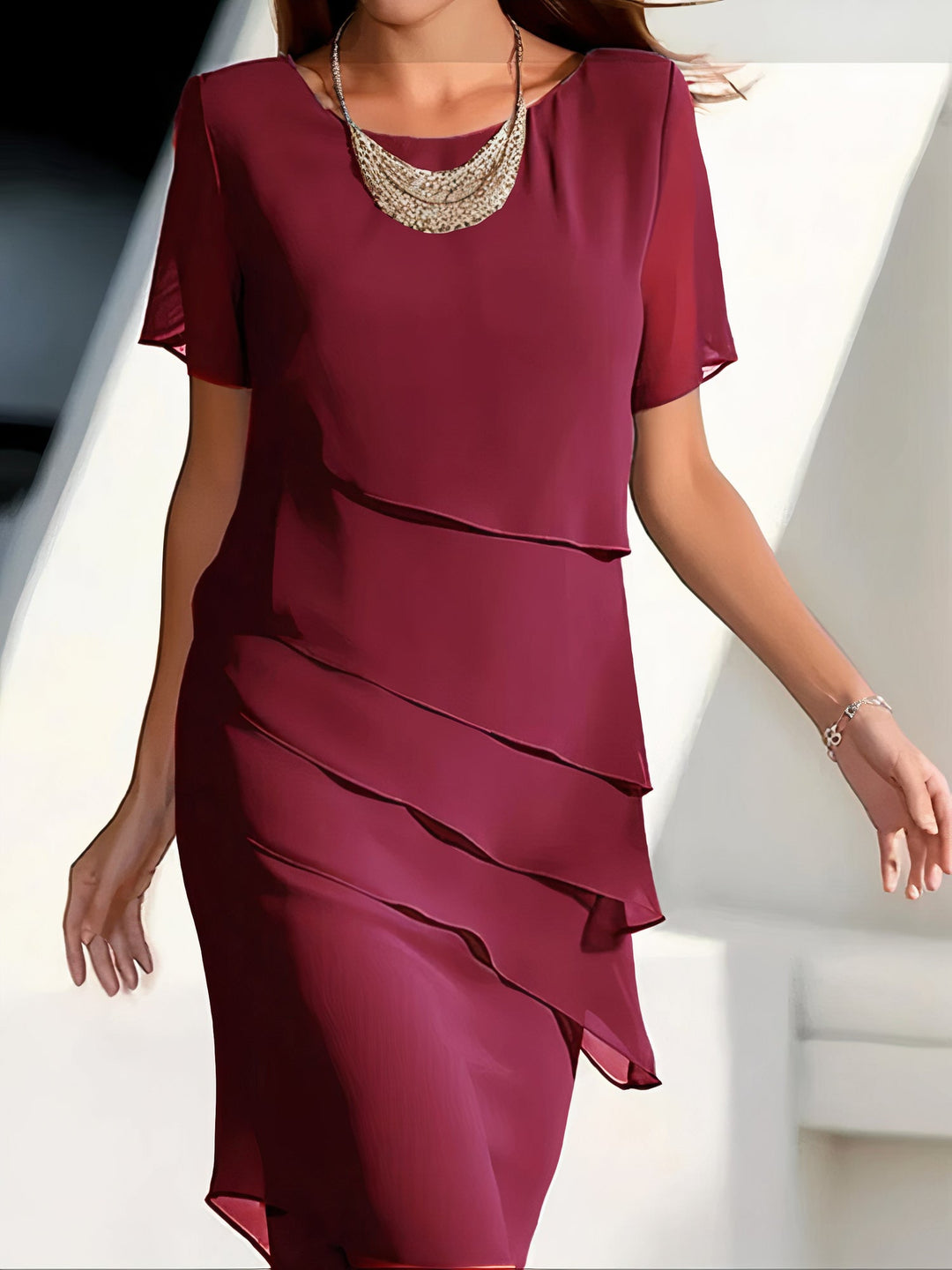 "Elegantes Abendkleid aus leichtem Chiffon mit stilvollem Stufendesign für eine feminine, fließende Silhouette."