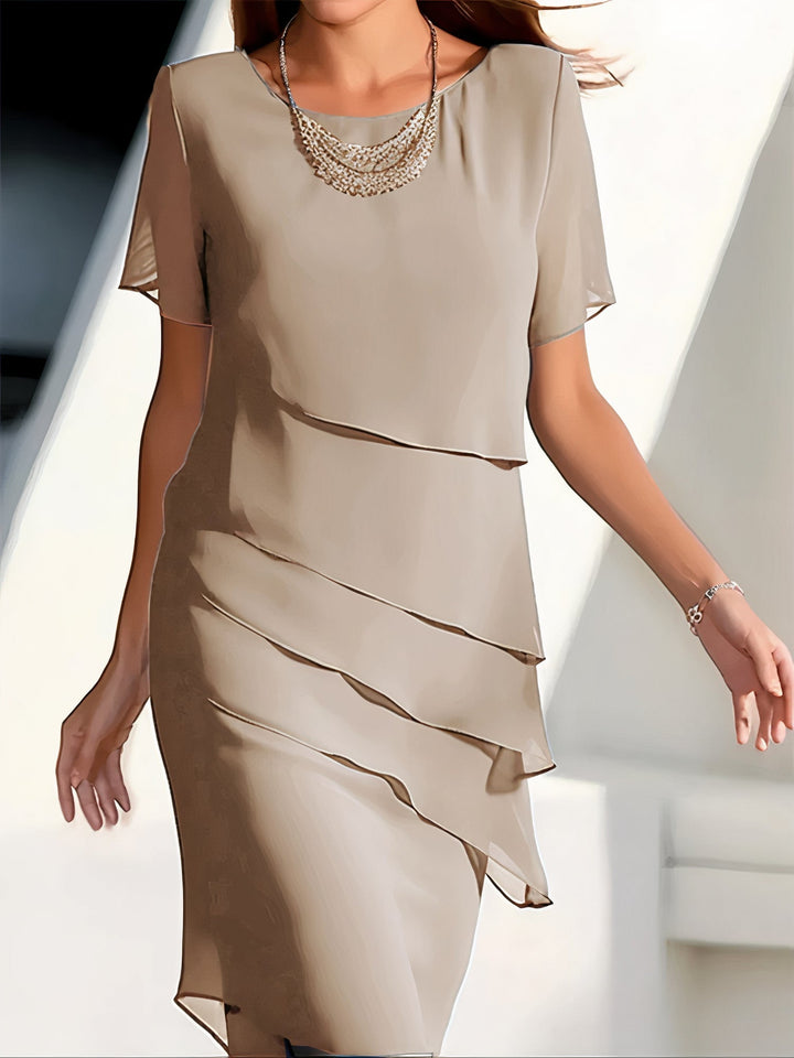 "Elegantes Abendkleid aus leichtem Chiffon mit stilvollem Stufendesign für eine feminine, fließende Silhouette."