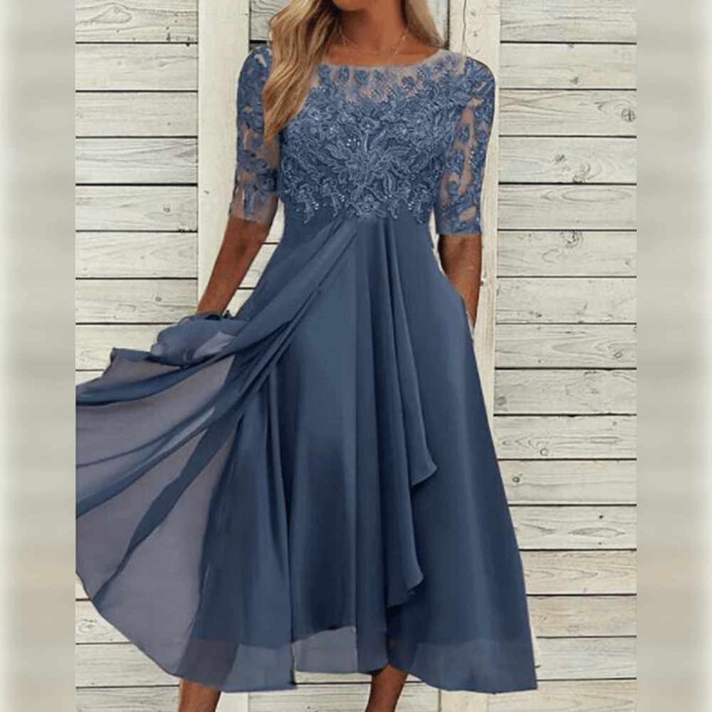Elegantes Baumwoll-Maxikleid, schicke Silhouette, fließender Stoff, ideal für besondere Anlässe und elegante Auftritte.