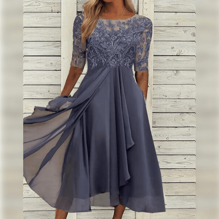 Elegantes Baumwoll-Maxikleid, schicke Silhouette, fließender Stoff, ideal für besondere Anlässe und elegante Auftritte.