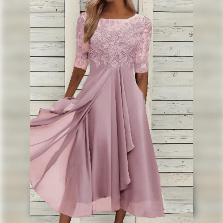 Elegantes Baumwoll-Maxikleid, schicke Silhouette, fließender Stoff, ideal für besondere Anlässe und elegante Auftritte.