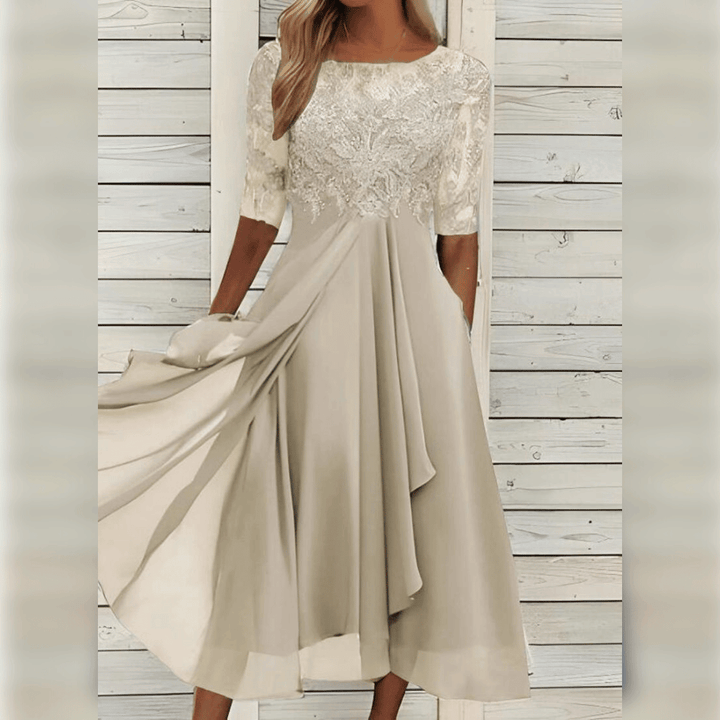 Elegantes Baumwoll-Maxikleid, schicke Silhouette, fließender Stoff, ideal für besondere Anlässe und elegante Auftritte.