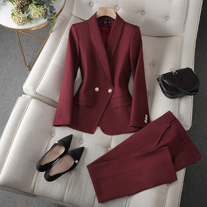 Elegantes Damen Blazer & Hosen Set in Burgunderrot. Formeller Look mit zeitlosem Design und weichem Stoff für Komfort.