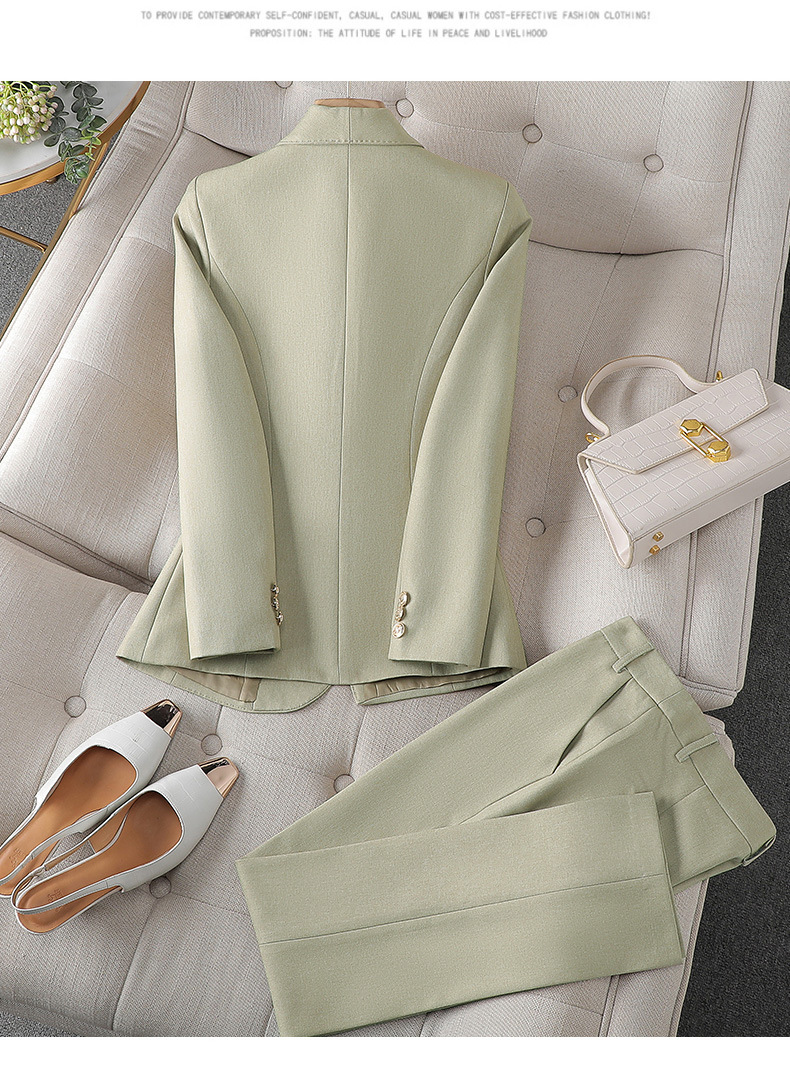 Elegantes Damen Blazer & Hosen Set in Burgunderrot. Formeller Look mit zeitlosem Design und weichem Stoff für Komfort.