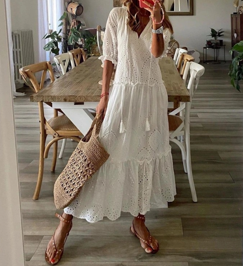 Elegantes, leichtes Damen-Tunika-Kleid in hellen Tönen mit luftiger Passform; ideal für Sommer und casual Anlässe.