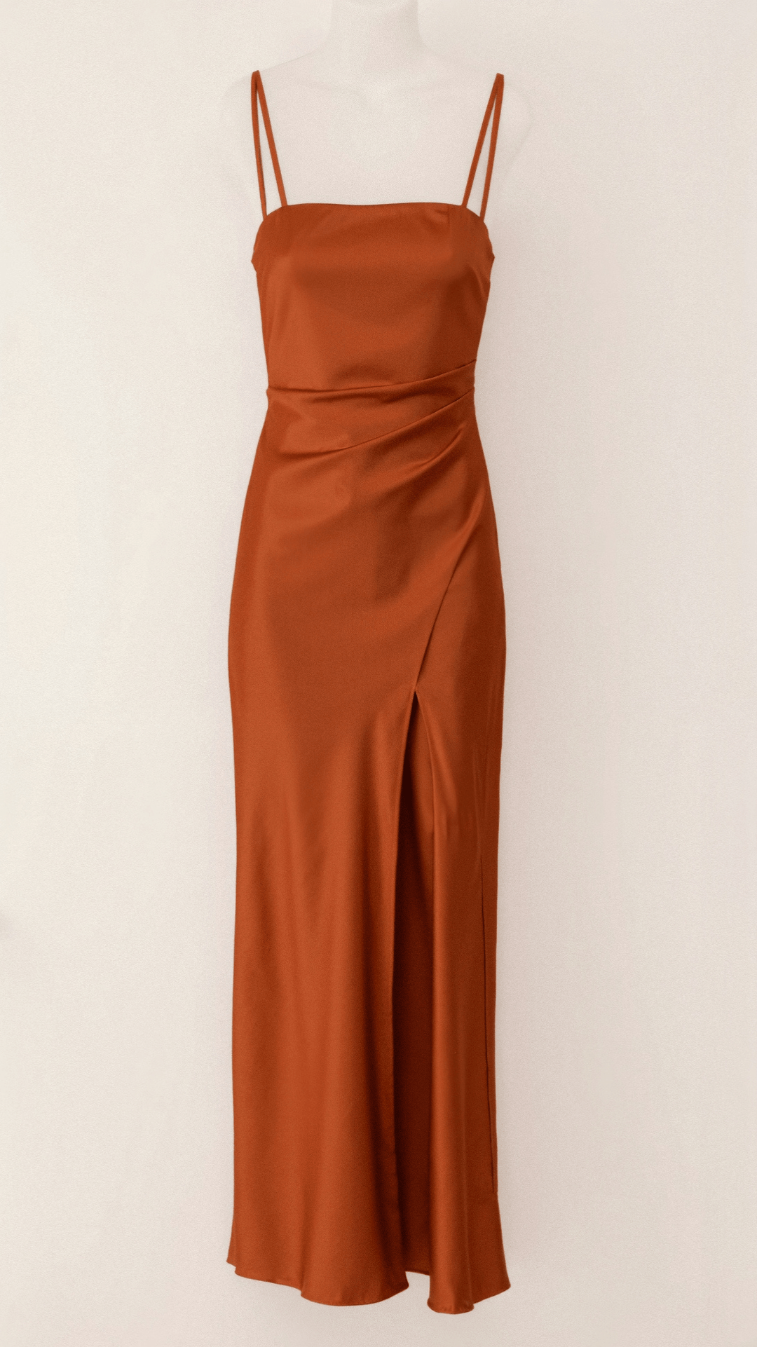 Elegantes Maxikleid mit Schlitz, Spaghetti-Trägern, fließendem Stoff, ideal für Sommermode und stilvolle Anlässe.