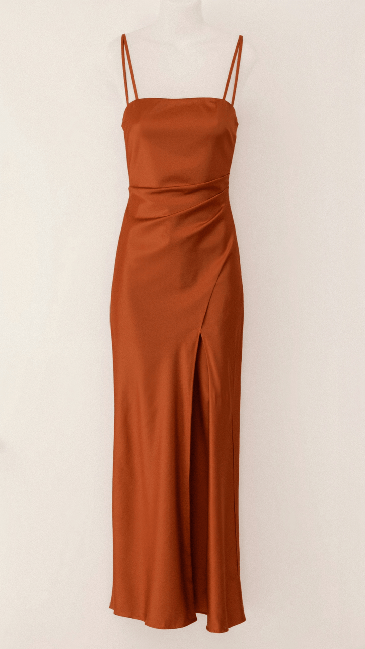 Elegantes Maxikleid mit Schlitz, Spaghetti-Trägern, fließendem Stoff, ideal für Sommermode und stilvolle Anlässe.