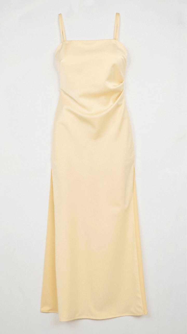 Elegantes Maxikleid mit Schlitz, Spaghetti-Trägern, fließendem Stoff, ideal für Sommermode und stilvolle Anlässe.
