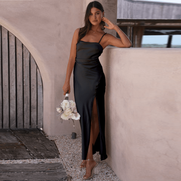 Elegantes Maxikleid mit Schlitz, Spaghetti-Trägern, fließendem Stoff, ideal für Sommermode und stilvolle Anlässe.