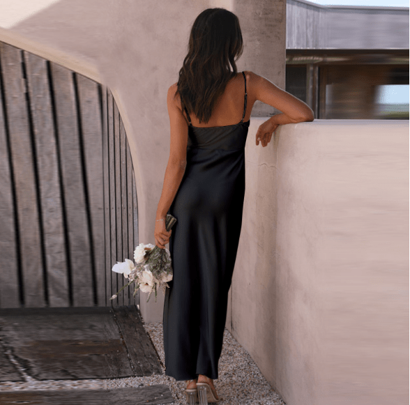 Elegantes Maxikleid mit Schlitz, Spaghetti-Trägern, fließendem Stoff, ideal für Sommermode und stilvolle Anlässe.