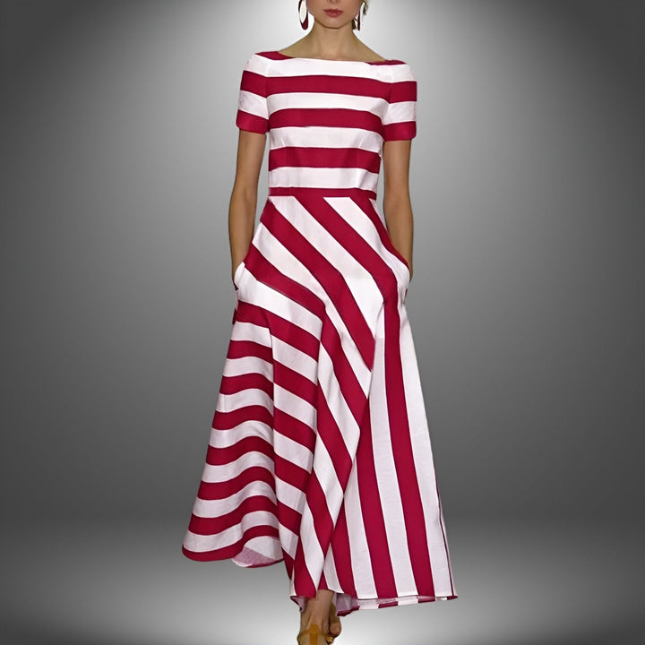 "Elegantes Midikleid mit taillierter Passform, Midilänge, dezente Raffungen und eleganter Ausschnitt in femininem Stil."