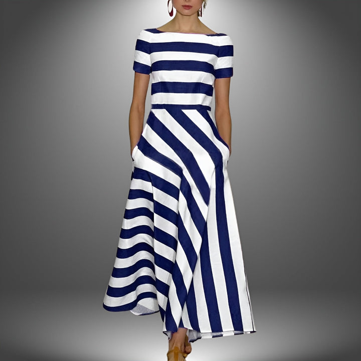 "Elegantes Midikleid mit taillierter Passform, Midilänge, dezente Raffungen und eleganter Ausschnitt in femininem Stil."