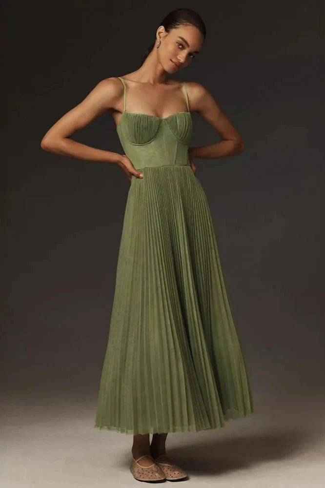 Elegantes Plissee Midi-Kleid in fließendem Stoff, Vorderansicht; ideal für Hochzeiten und besondere Anlässe.