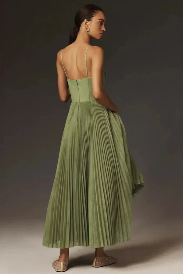 Elegantes Plissee Midi-Kleid in fließendem Stoff, Vorderansicht; ideal für Hochzeiten und besondere Anlässe.