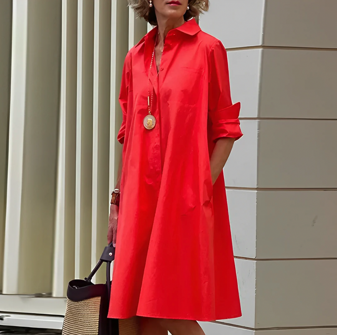 Elegantes Polo-Kleid in sanften Farben, ideal für den Frühling. Moderner Schnitt, bequem, inspiriert von aktuellen Trends.