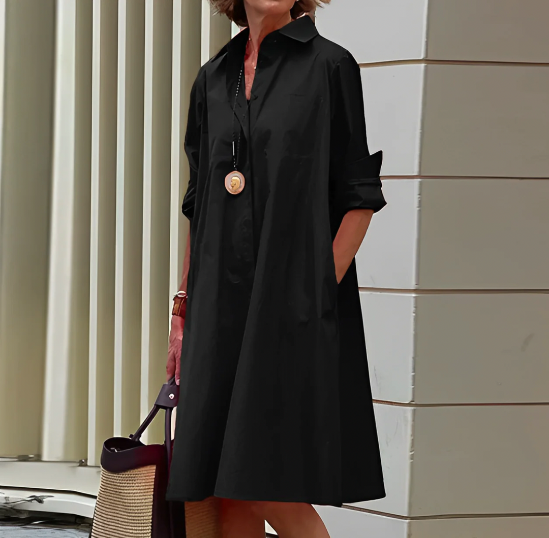Elegantes Polo-Kleid in sanften Farben, ideal für den Frühling. Moderner Schnitt, bequem, inspiriert von aktuellen Trends.