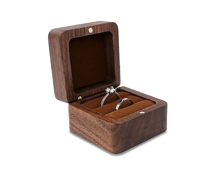 "Elegantes Schmuckkästchen aus Teakholz, vielseitig mit Samteinlage für Ringe und Ohrringe, polierte Oberfläche."
