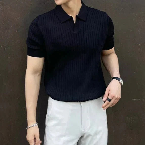"Elegantes Slim-Poloshirt für Herren in Schwarz oder Weiß, schlanke Passform, hochwertige Verarbeitung, zeitloses Design."