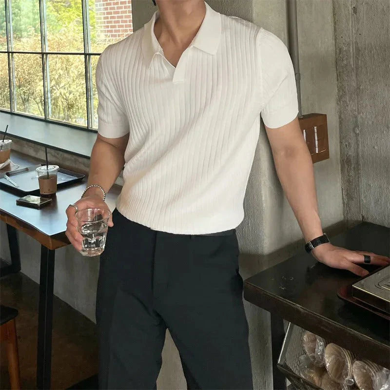 "Elegantes Slim-Poloshirt für Herren in Schwarz oder Weiß, schlanke Passform, hochwertige Verarbeitung, zeitloses Design."
