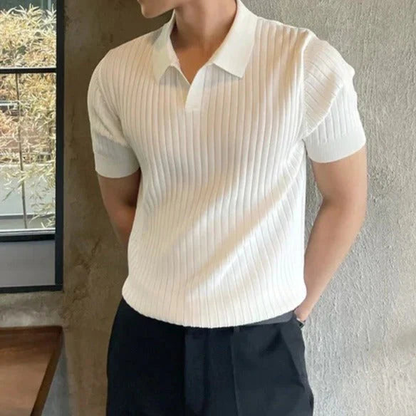 "Elegantes Slim-Poloshirt für Herren in Schwarz oder Weiß, schlanke Passform, hochwertige Verarbeitung, zeitloses Design."