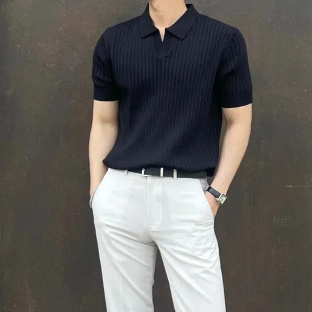 "Elegantes Slim-Poloshirt für Herren in Schwarz oder Weiß, schlanke Passform, hochwertige Verarbeitung, zeitloses Design."