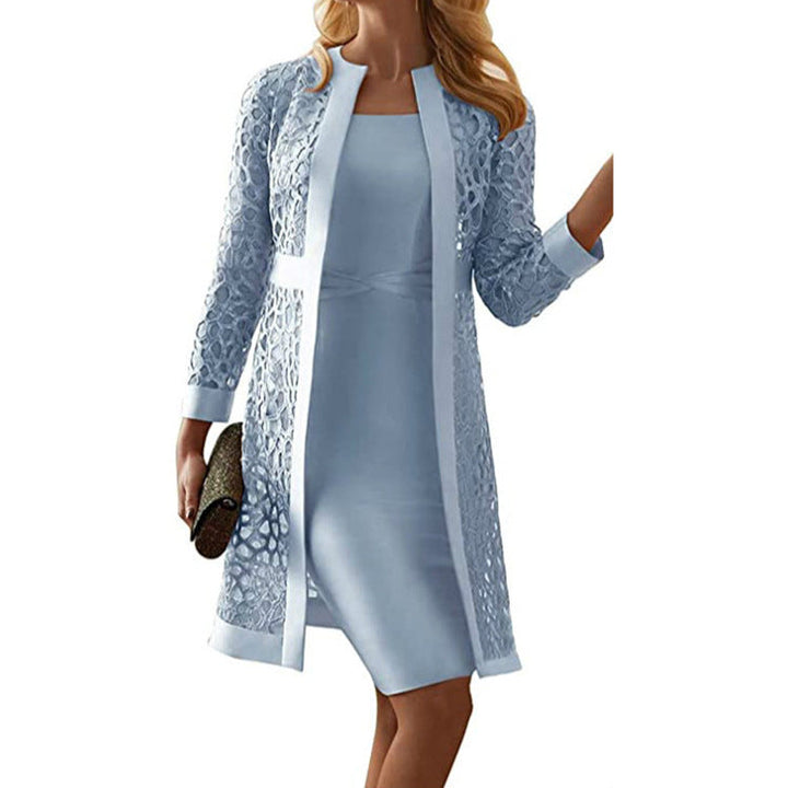 Elegantes Spitzen-Zweiteiler-Kleid in Creme, feminine Linien, ideal für Abendveranstaltungen, modernes Design, komfortabel.