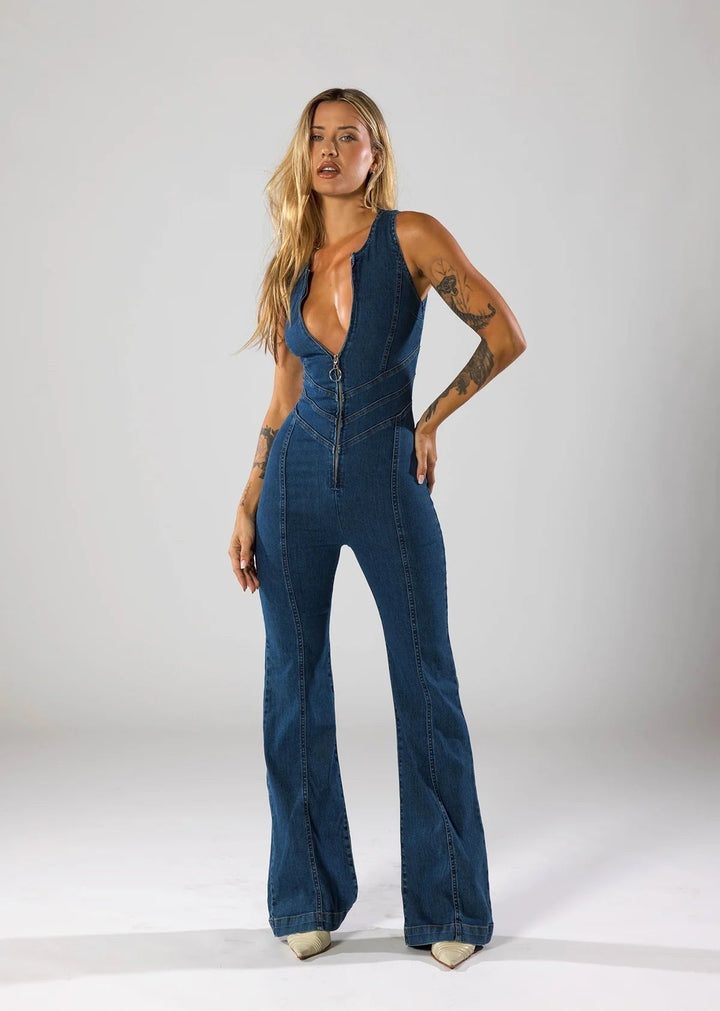 "Emilia Jeans-Overall mit verstellbaren Trägern, eleganter Schnitt in klassischer Denimoptik für vielseitige Anlässe."