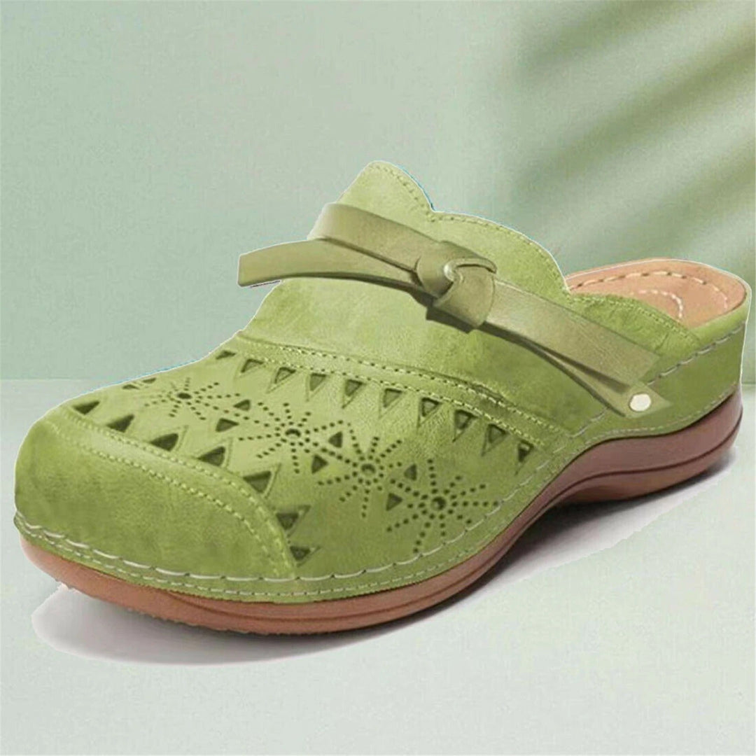 "Erdige braune geschlossene Damensandalen mit filigranem Muster für hohen Komfort und Belüftung."