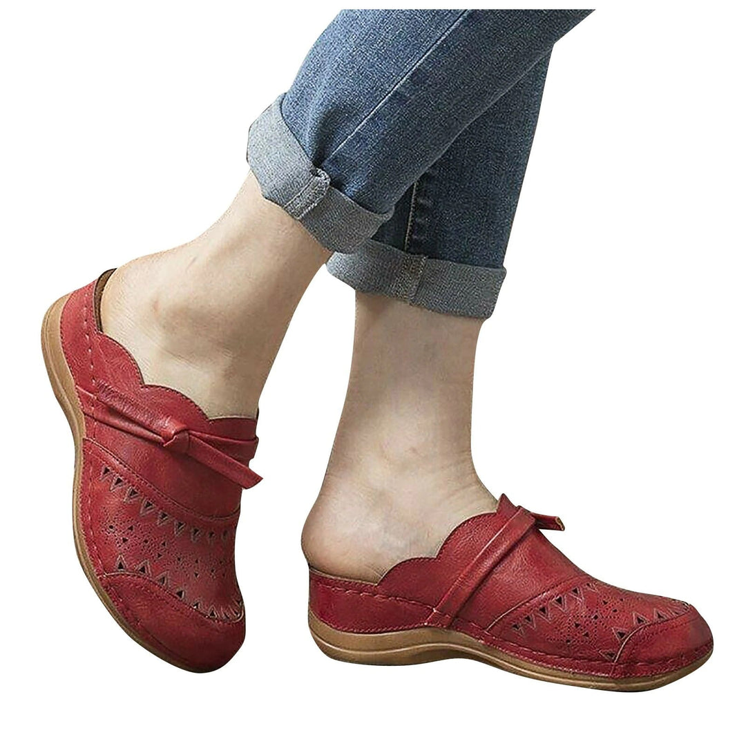 "Erdige braune geschlossene Damensandalen mit filigranem Muster für hohen Komfort und Belüftung."