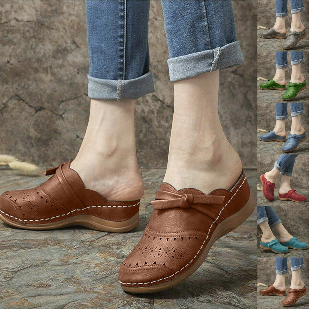 "Erdige braune geschlossene Damensandalen mit filigranem Muster für hohen Komfort und Belüftung."