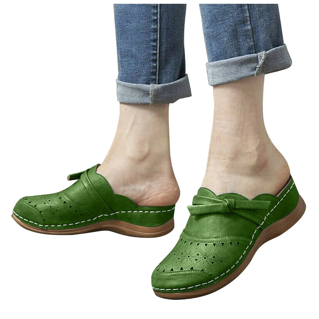 "Erdige braune geschlossene Damensandalen mit filigranem Muster für hohen Komfort und Belüftung."