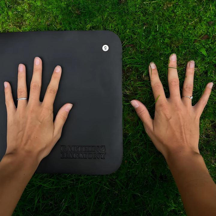 "Erdungsmatte aus Carbonleder, robustes Design, reduziert Elektrosmog, fördert Wohlbefinden, ideal für Geräte."